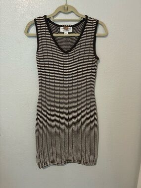 St. John Collection Vintage Knit Crochet Bodycon Size 0 Dress